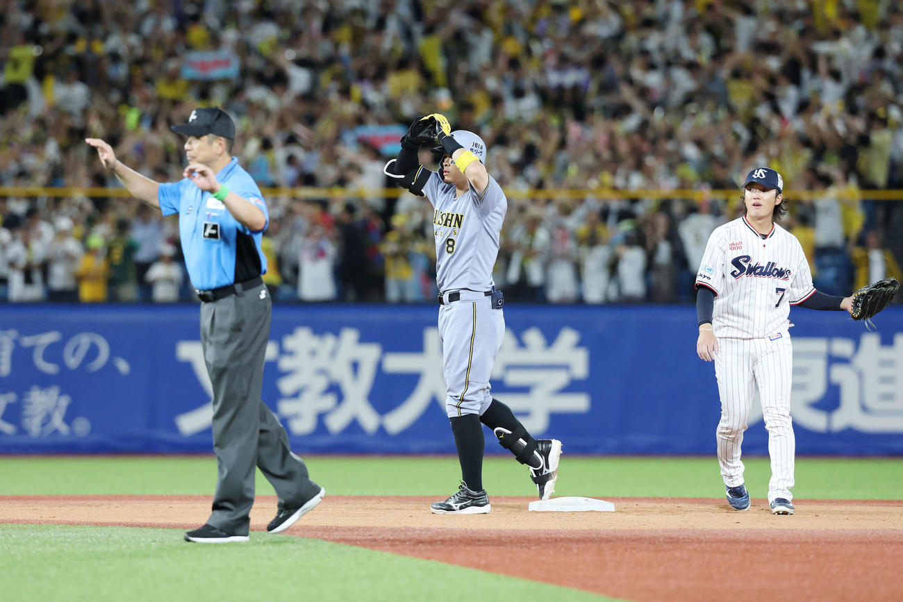 ヤクルト対阪神　10回表阪神2死二塁、右適時二塁打を放ちポーズをとる佐藤輝（撮影・宮地輝）