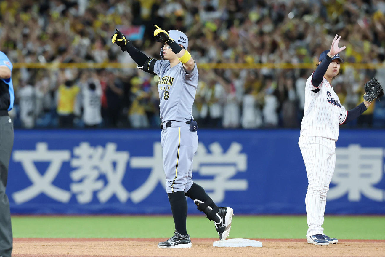 ヤクルト対阪神　10回表阪神2死二塁、右適時二塁打を放ちポーズをとる佐藤輝（撮影・宮地輝）