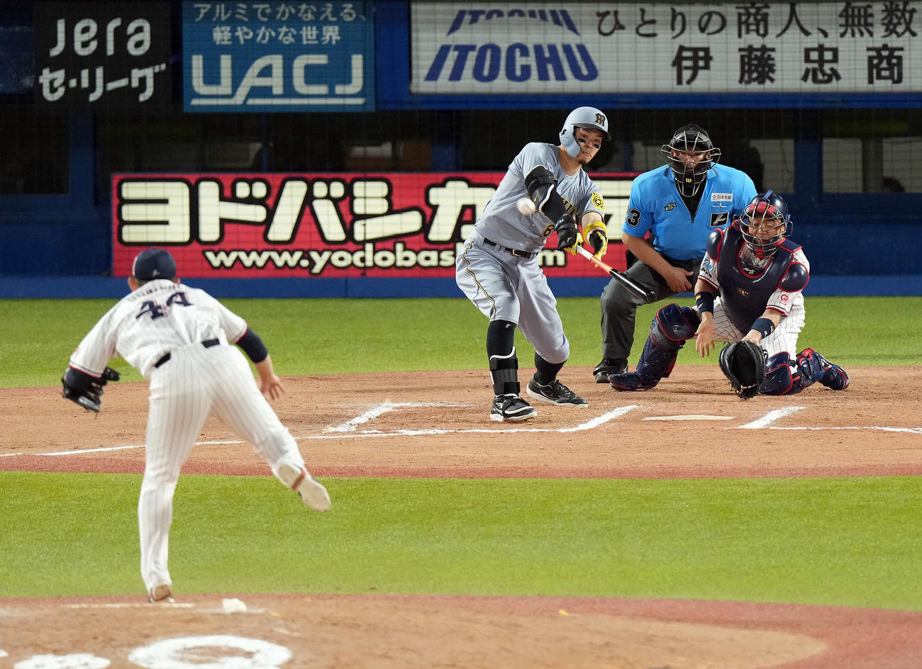 ヤクルト対阪神　10回表阪神2死二塁、右前に適時二塁打を放つ佐藤輝。投手大西（撮影・たえ見朱実）