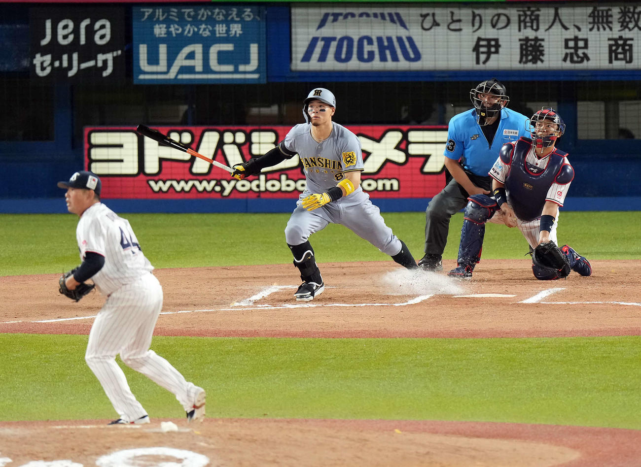 ヤクルト対阪神　10回表阪神2死二塁、右前に適時二塁打を放つ佐藤輝。投手大西（撮影・たえ見朱実）