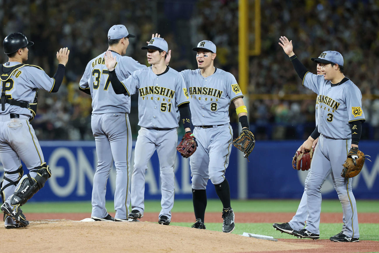 ヤクルト対阪神　勝利のタッチを交わす阪神佐藤輝（左から4人目）（撮影・宮地輝）