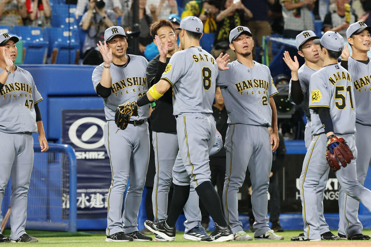 ヤクルト対阪神　阪神佐藤輝（手前）と勝利のタッチを交わす左から、藤川監督、岩崎、伊藤将（撮影・宮地輝）