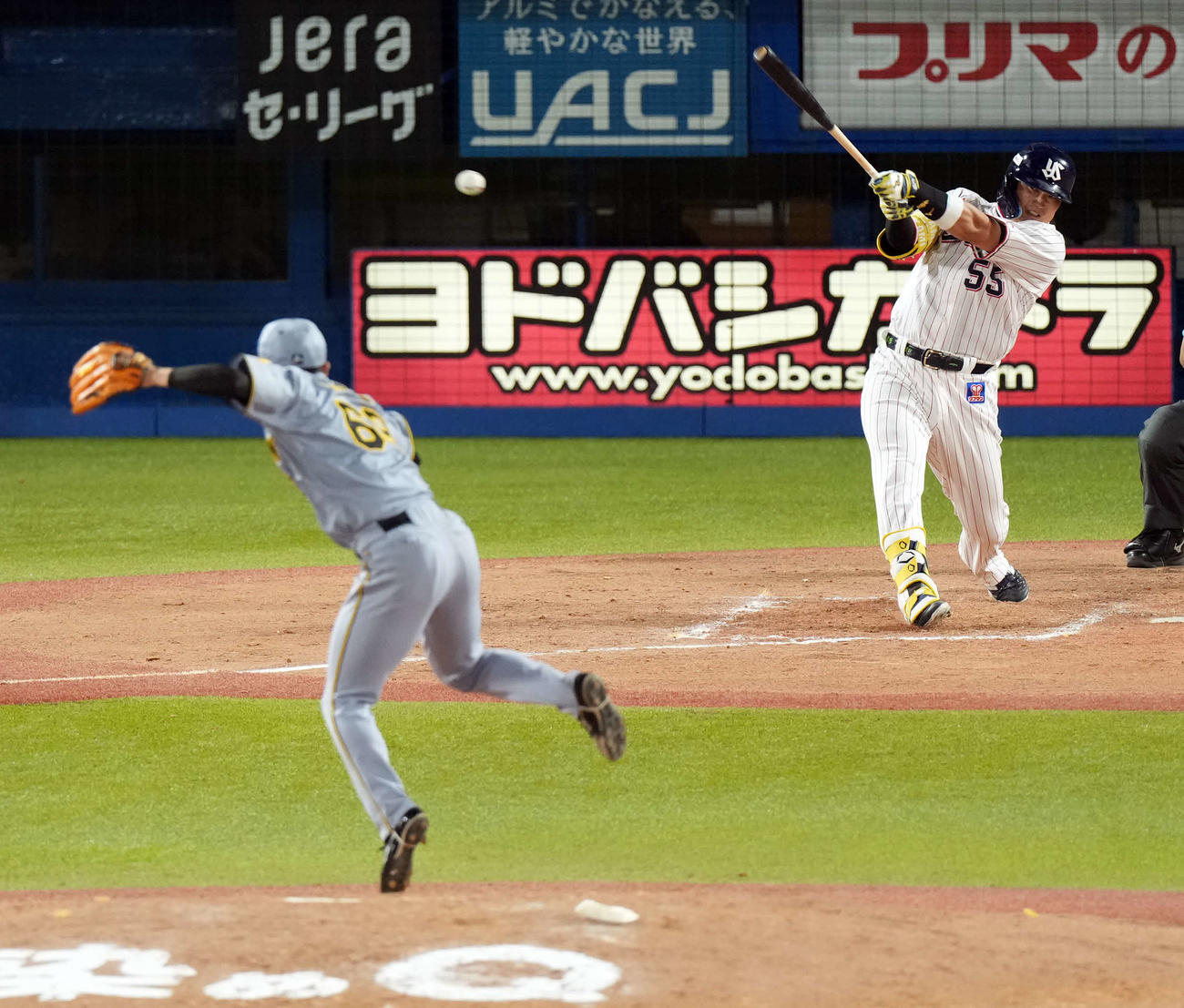 ヤクルト対阪神　8回裏ヤクルト2死一塁、右前打を放つ村上。投手石井（撮影・たえ見朱実）