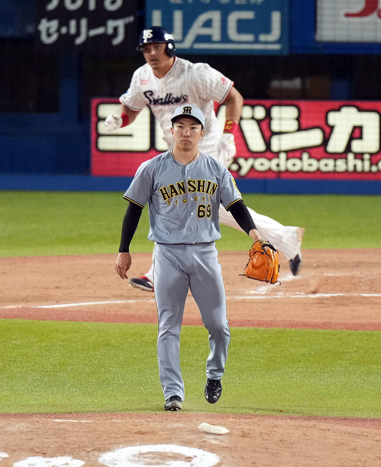 ヤクルト対阪神　8回裏ヤクルト2死一、三塁、オスナを中飛に打ち取る石井（撮影・たえ見朱実）