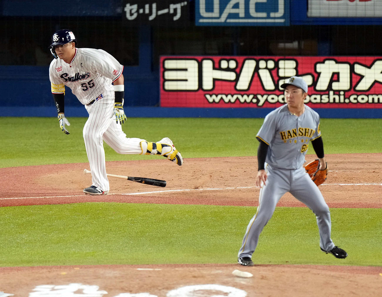 ヤクルト対阪神　8回裏ヤクルト2死一塁、右前打を放つ村上。投手石井（撮影・たえ見朱実）