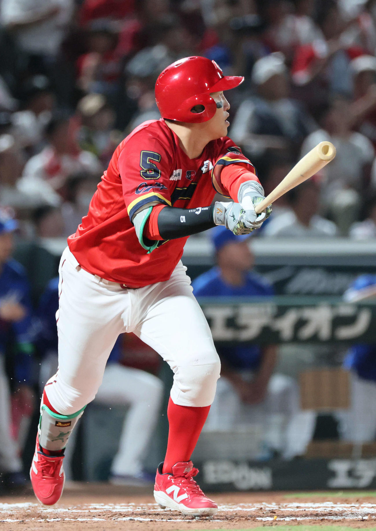 広島対中日　6回裏広島2死一、二塁、小園は逆転の2点左適時二塁打を放つ（撮影・加藤孝規）