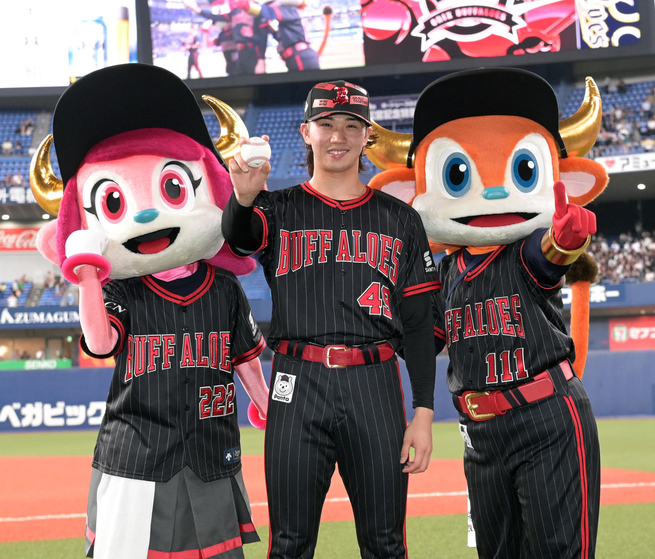 オリックス対日本ハム　プロ初勝利を挙げウイニングボールを掲げるオリックス片山（撮影・和賀正仁）