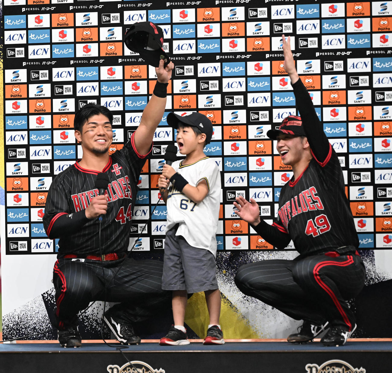 オリックス対日本ハム　インタビュアーの子どもと一緒に「ホイサー」ポーズを取るオリックス片山（左）と頓宮（撮影・和賀正仁）