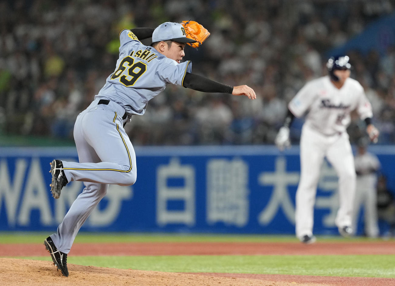 ヤクルト対阪神　8回に登板する阪神石井（撮影・清水貴仁）