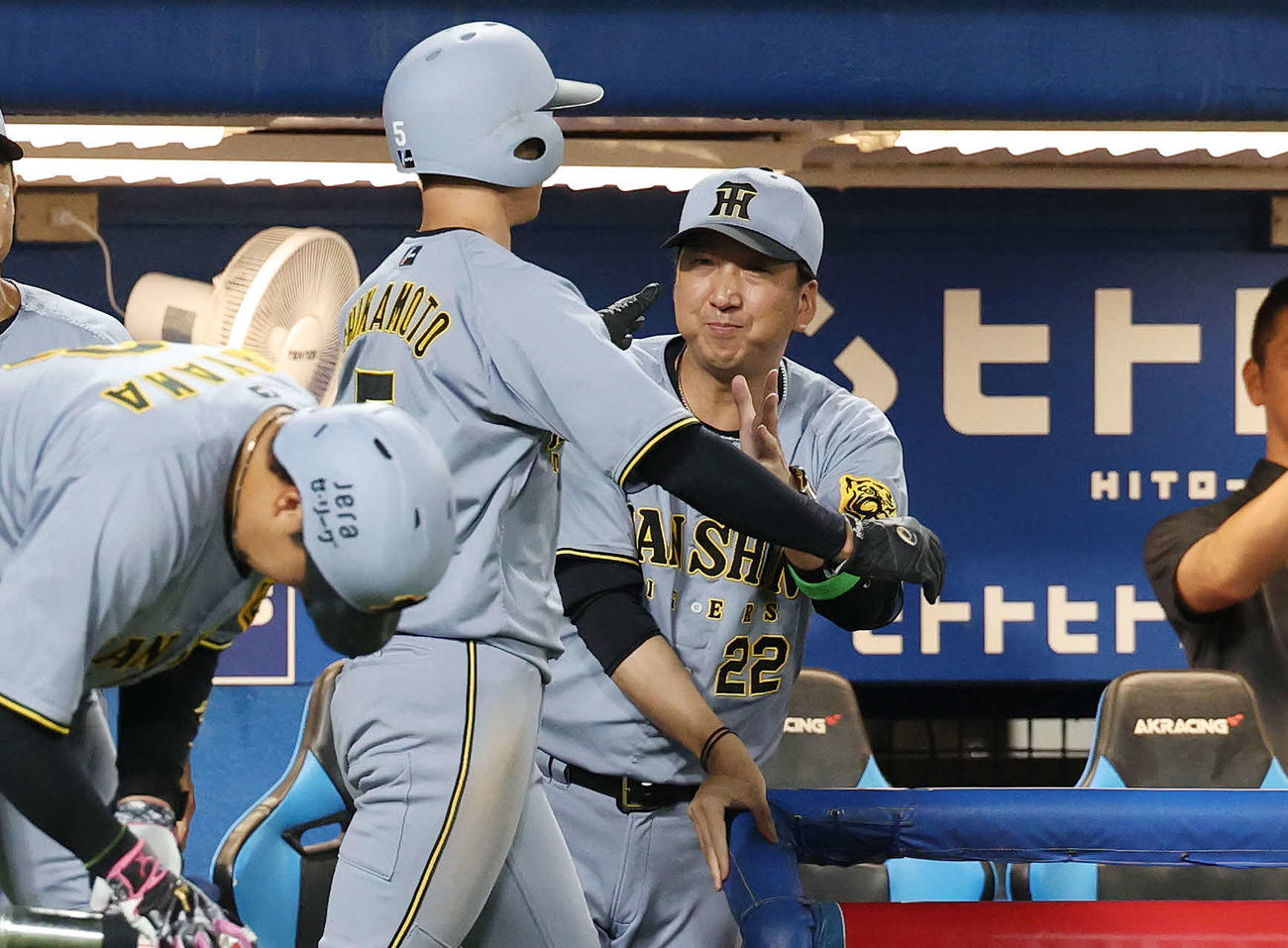 ヤクルト対阪神　10回表阪神2死二塁、佐藤輝の右適時二塁打で生還した近本（左）を迎える藤川監督（撮影・宮地輝）