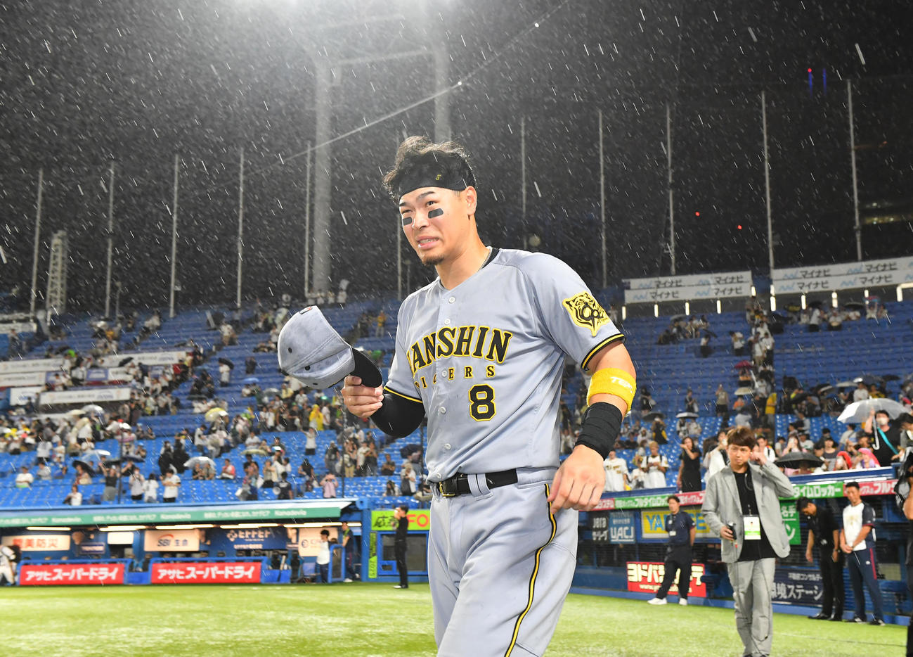 ヤクルト対阪神　雨のなかヒーローインタビューを終えファンにへのあいさつに向かう阪神佐藤輝（撮影・清水貴仁）