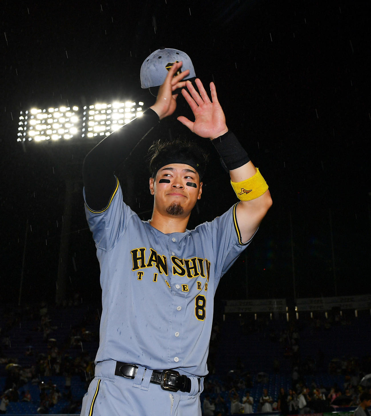 ヤクルト対阪神　雨のなかヒーローインタビューを終えファンにあいさつする阪神佐藤輝（撮影・清水貴仁）