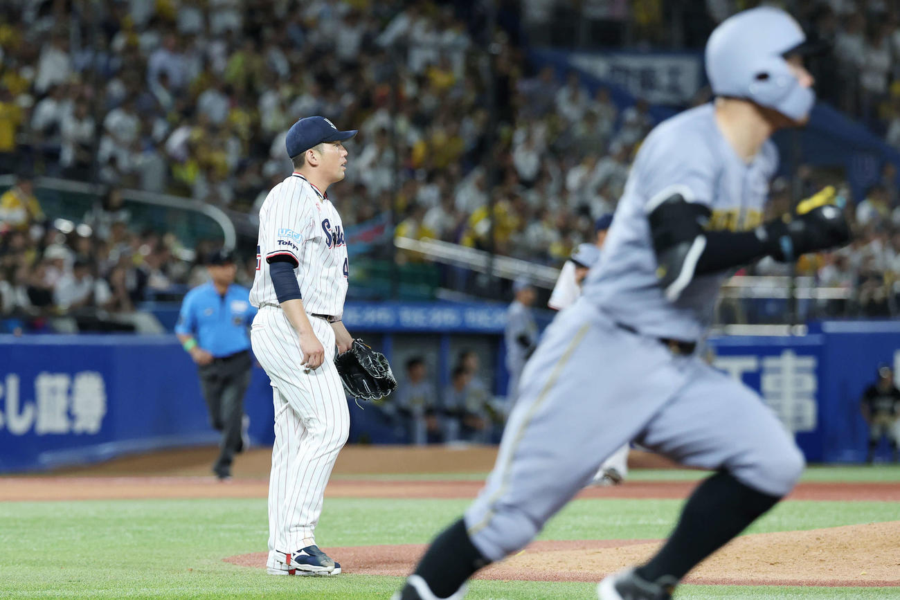 ヤクルト対阪神　10回表阪神2死二塁、佐藤輝に右適時二塁打を浴びる大西（撮影・宮地輝）