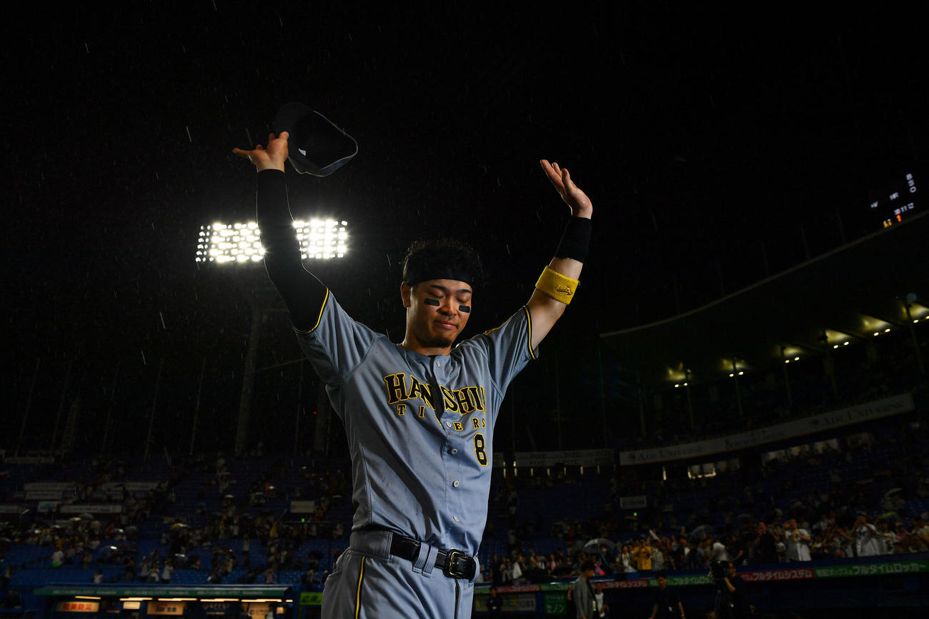 ヤクルト対阪神　雨のなかヒーローインタビューを終えファンにあいさつする阪神佐藤輝（撮影・清水貴仁）