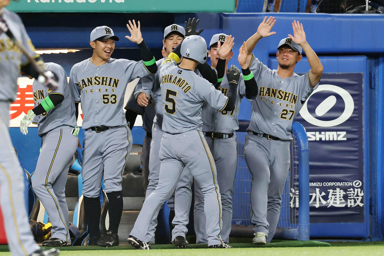 ヤクルト対阪神　10回表阪神2死二塁、佐藤輝の右適時二塁打で生還した近本（手前）を迎えるチームメートたち（撮影・宮地輝）