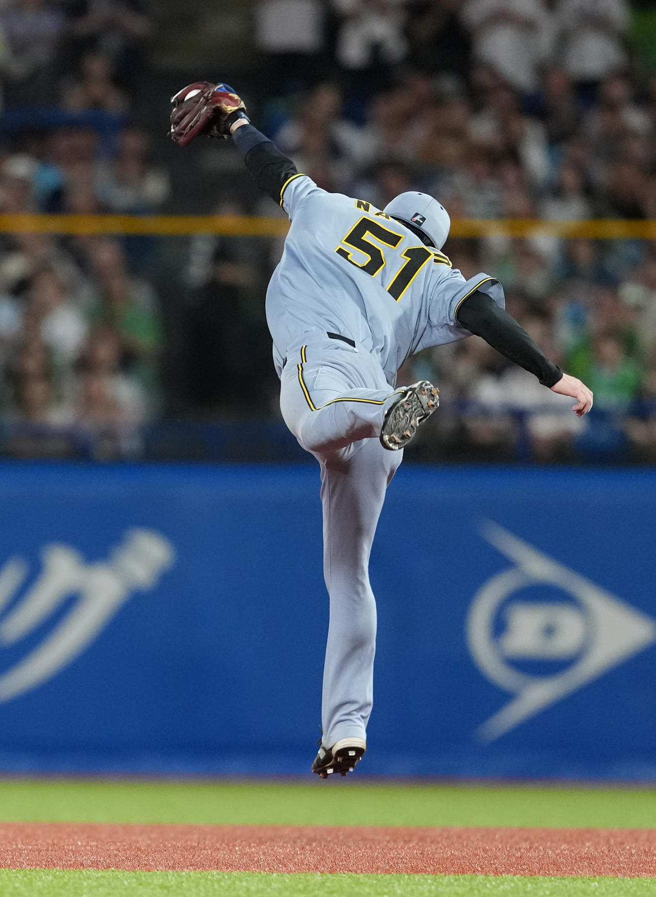 ヤクルト対阪神　3回裏ヤクルト1死三、岩田の高くはねた打球を好捕する二塁手中野（撮影・清水貴仁）