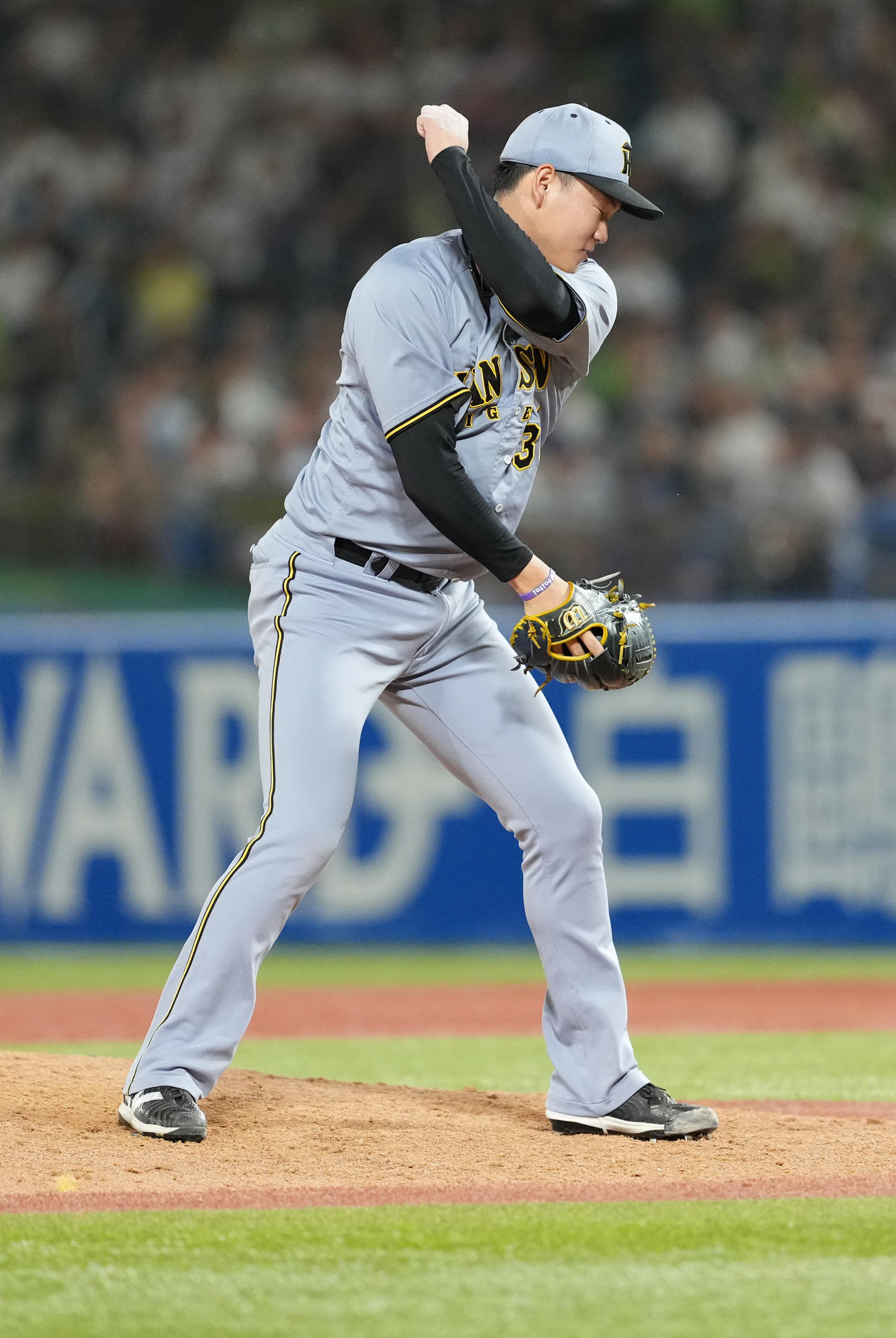 ヤクルト対阪神　10回裏ヤクルト2死、村上を三振に切りガッツポーズをみせる及川（撮影・清水貴仁）