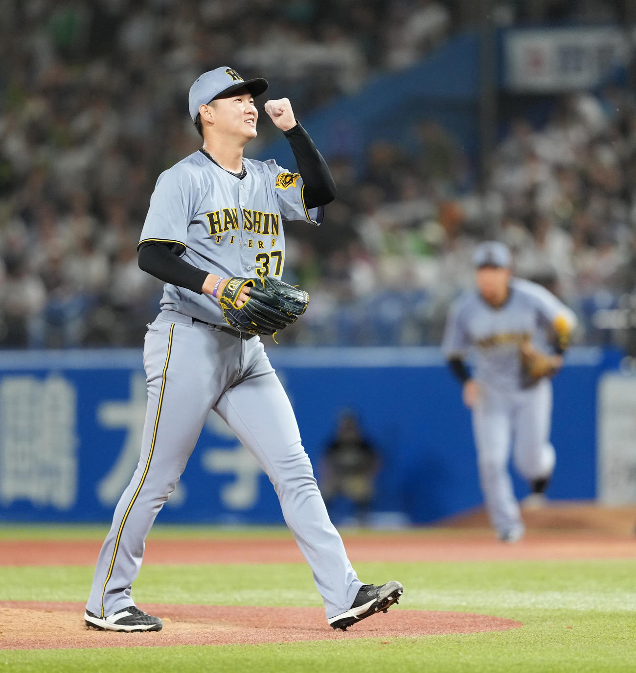 ヤクルト対阪神　10回裏ヤクルト2死、村上を三振に切りガッツポーズをみせる及川（撮影・清水貴仁）