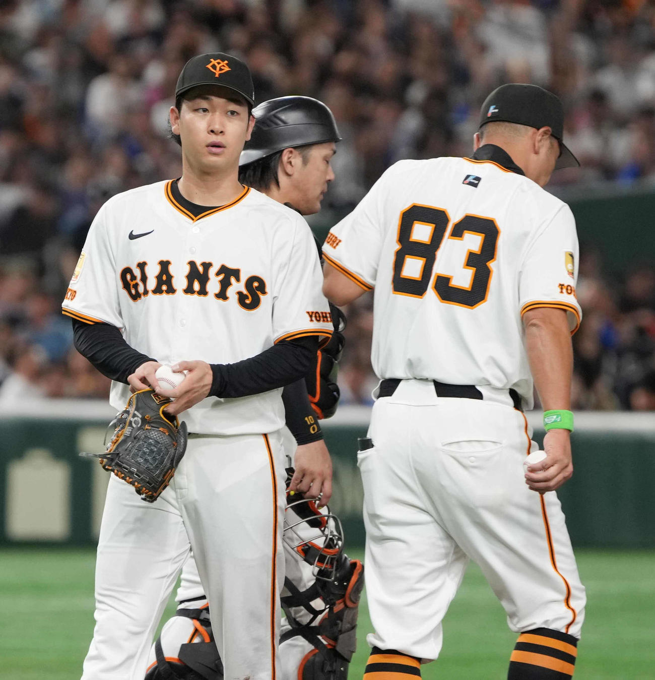 巨人対DeNA 5回表DeNA2死満塁、巨人先発の山崎（左）は桑原の中前2点適時打などこの回6点を奪われ阿部監督から交代を告げられる（撮影・小沢裕）