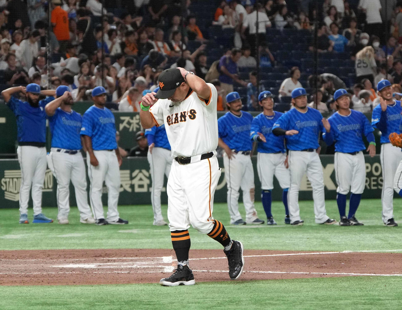 巨人対DeNA　スタンドのあいさつを終え引き揚げる巨人阿部監督（撮影・小沢裕）