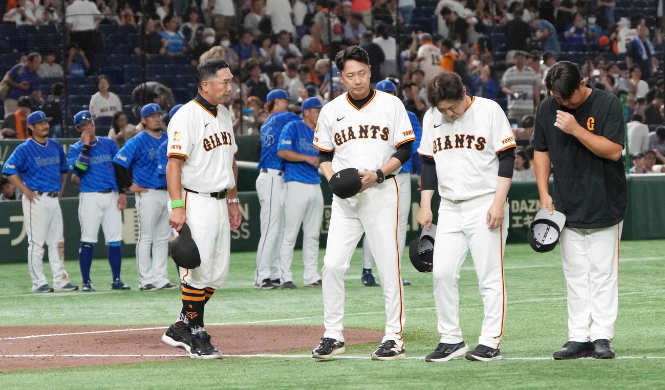 巨人対DeNA　勝利に沸くDeNAナインを背にスタンドにあいさつする巨人阿部監督（手前左）（撮影・小沢裕）