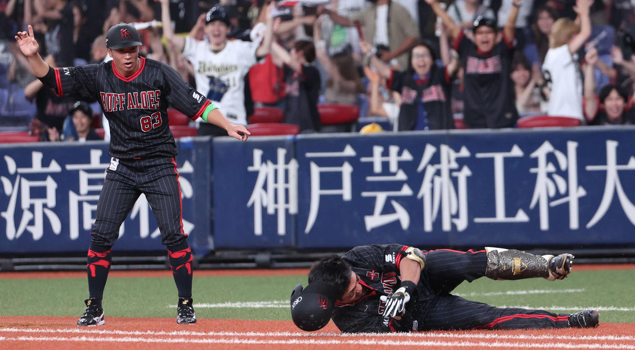オリックス対日本ハム　9回裏オリックス1死二、三塁、逆転サヨナラ3ランを放った頓宮はガッツポーズのあと転倒する（撮影・西尾就之）