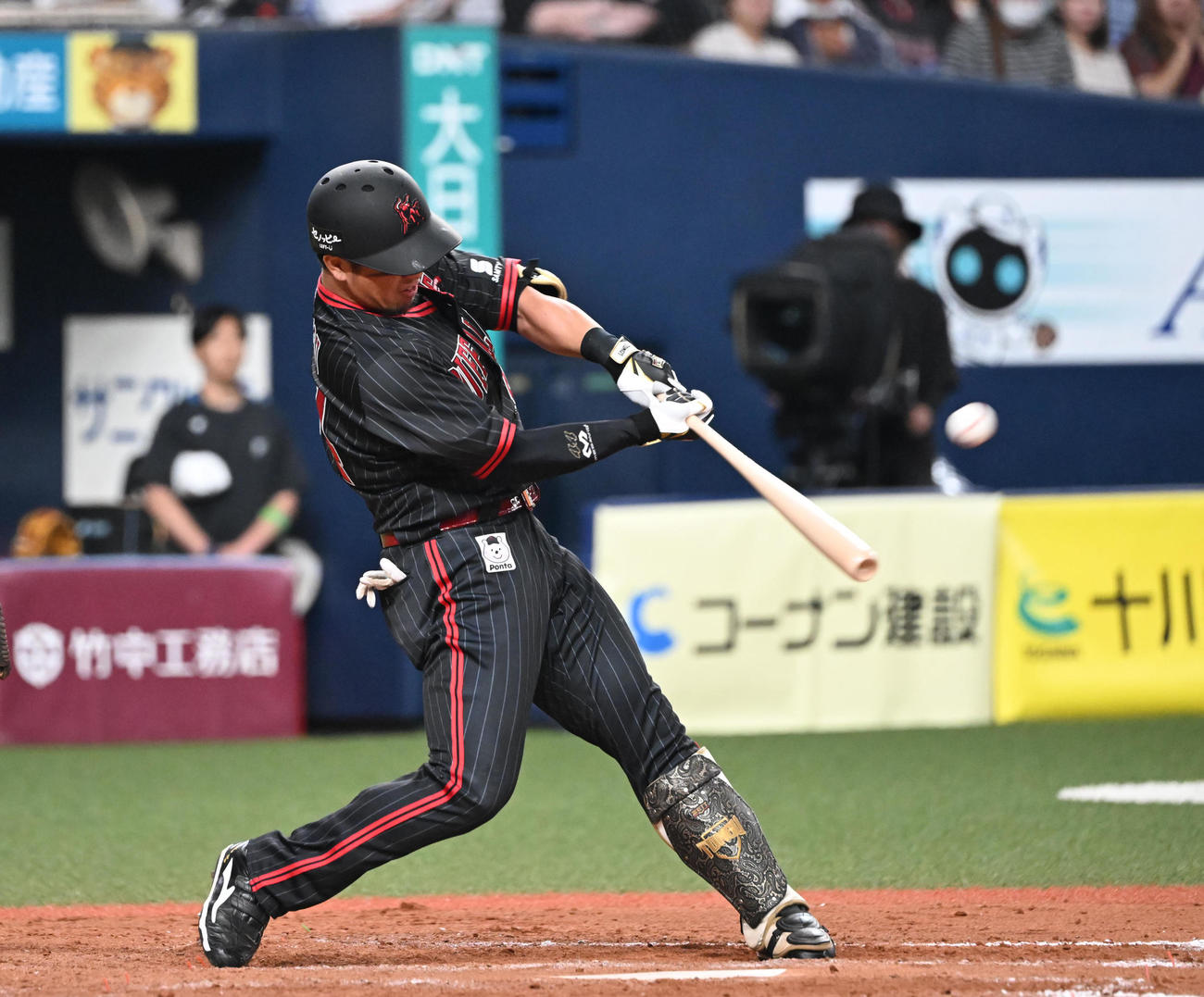 オリックス対日本ハム　9回裏オリックス1死二、三塁、左越えにサヨナラ3点本塁打を放つ頓宮（撮影・和賀正仁）
