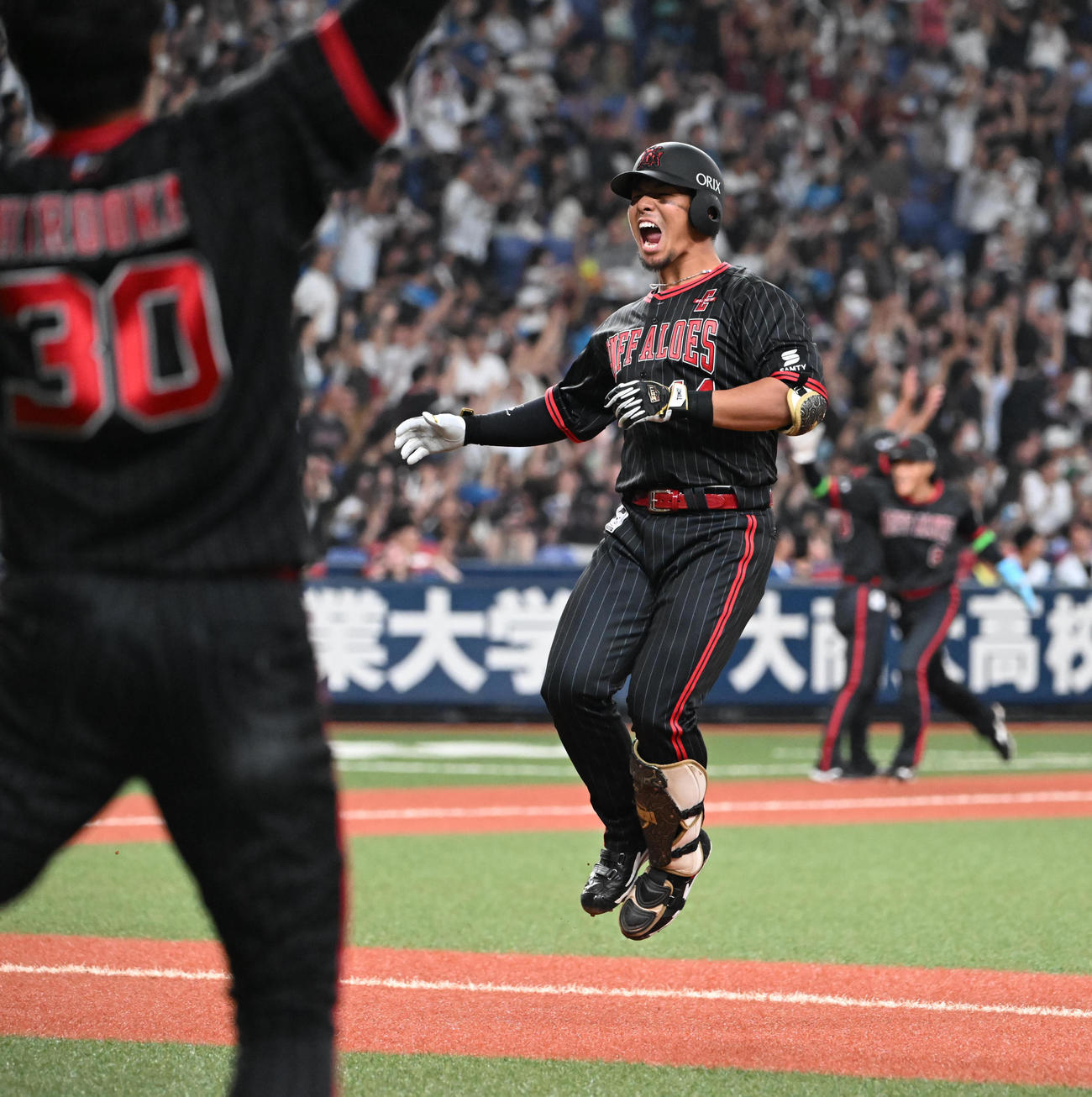 オリックス対日本ハム　9回裏オリックス1死二、三塁、左越えにサヨナラ3点本塁打を放ち喜びを爆発させる頓宮（撮影・和賀正仁）