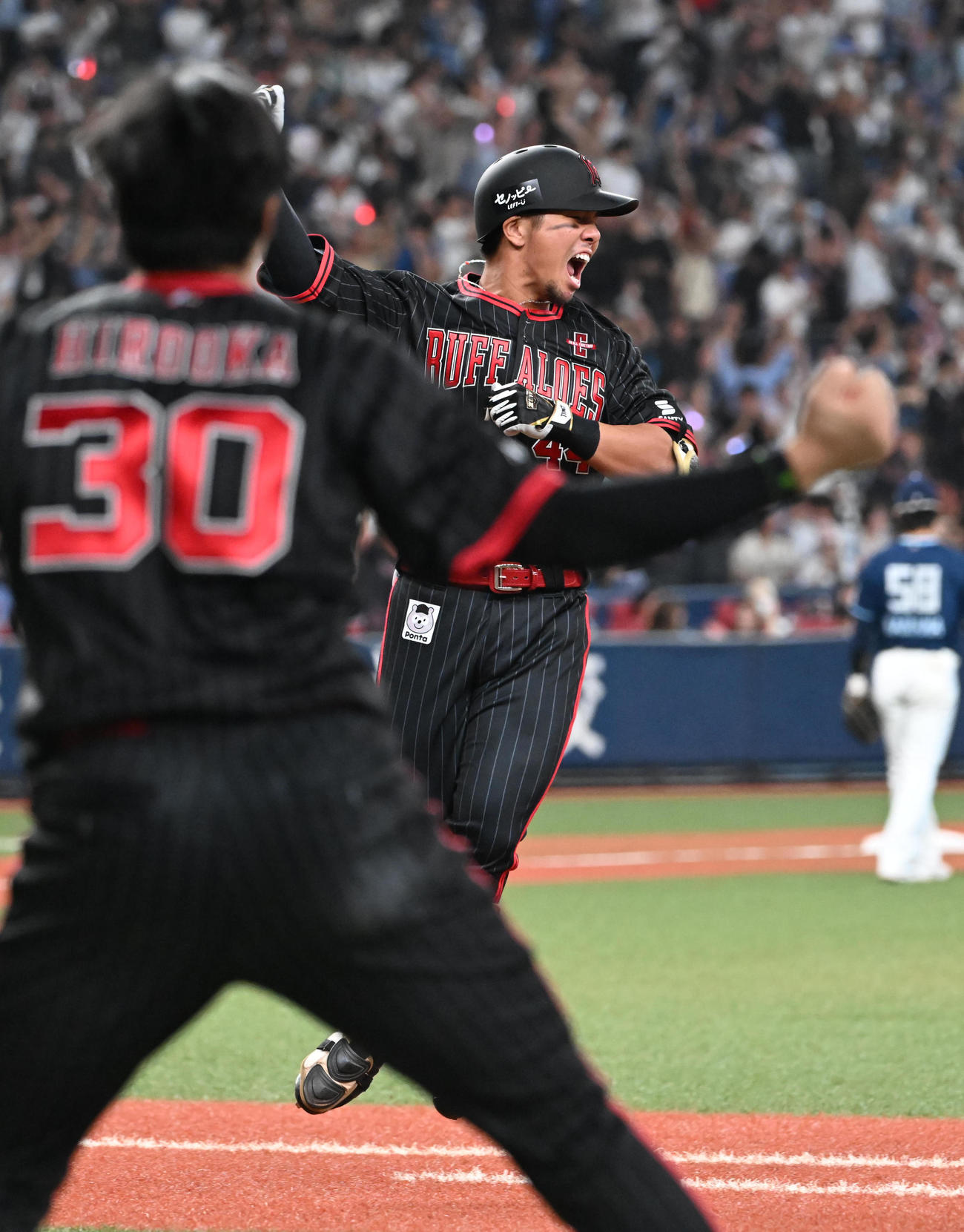 オリックス対日本ハム　9回裏オリックス1死二、三塁、左越えにサヨナラ3点本塁打を放ち喜びを爆発させる頓宮（撮影・和賀正仁）