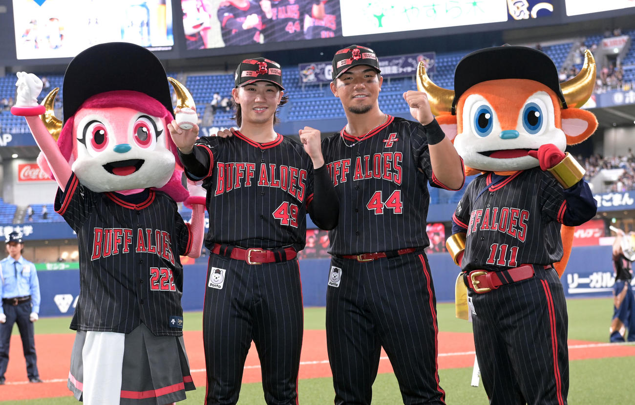 オリックス対日本ハム　ヒーローインタビュー後、ポーズを取るオリックス片山（左）と頓宮（撮影・和賀正仁）