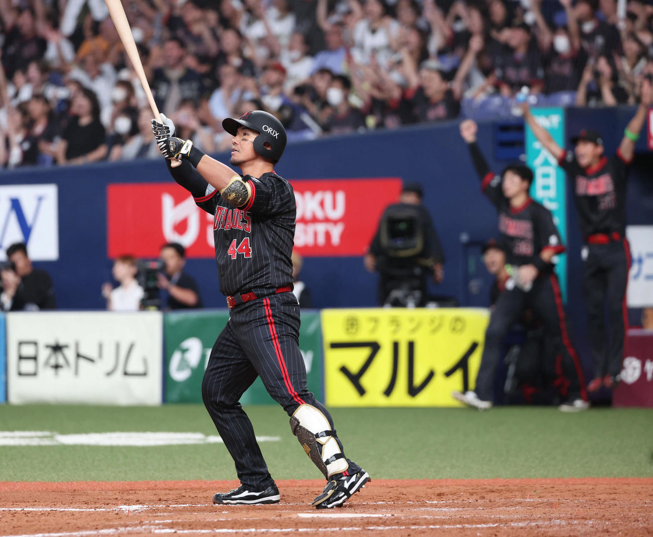 オリックス対日本ハム　9回裏オリックス1死二、三塁、逆転サヨナラ3ランを放った頓宮は確信の表情で打球を見つめる（撮影・西尾就之）