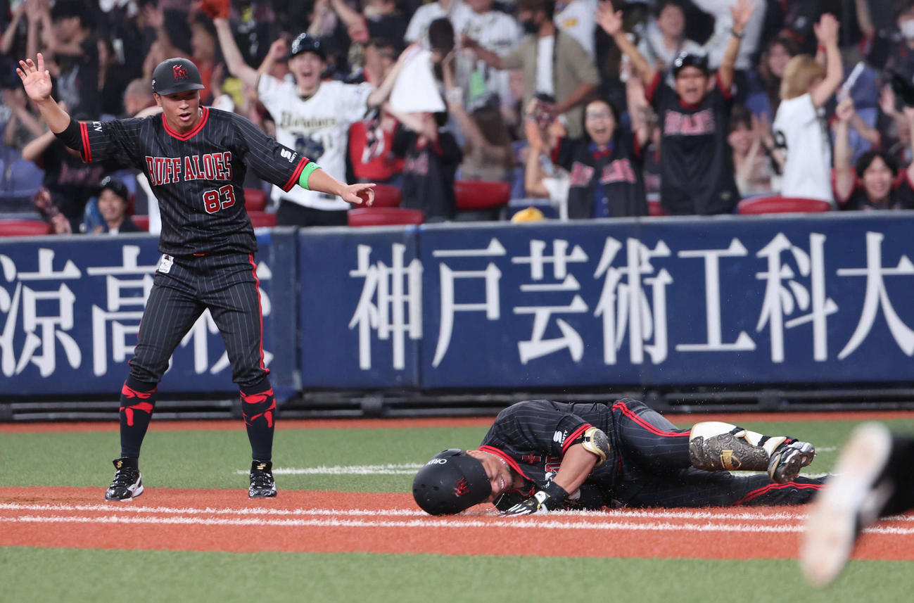 オリックス対日本ハム　9回裏オリックス1死二、三塁、逆転サヨナラ3ランを放った頓宮はガッツポーズのあと転倒する（撮影・西尾就之）