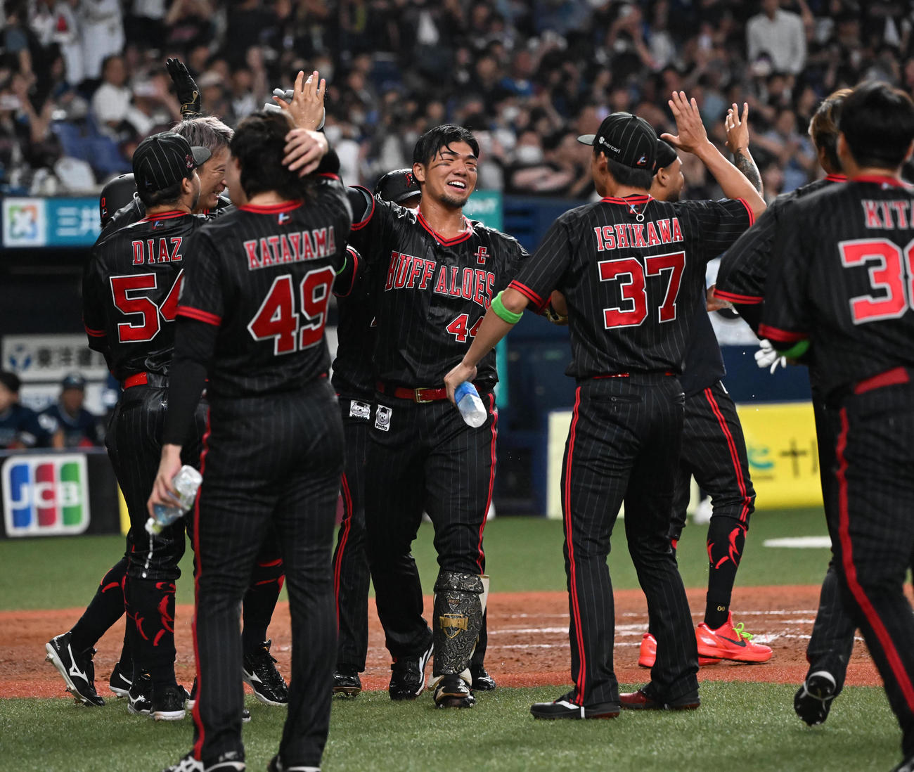 オリックス対日本ハム　9回裏オリックス1死二、三塁、左越えにサヨナラ3点本塁打を放った頓宮は雄たけびをあげる（撮影・和賀正仁）
