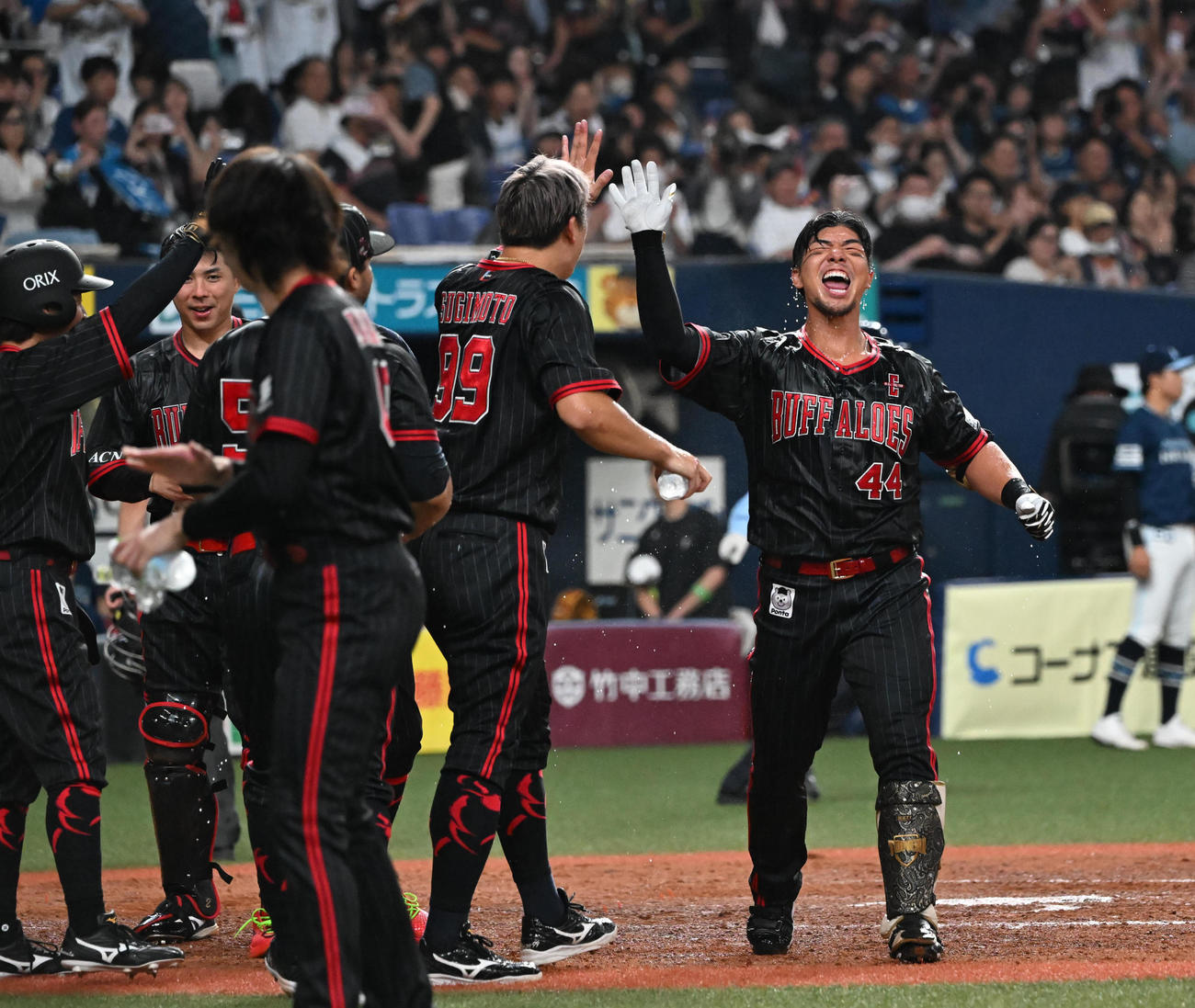 オリックス対日本ハム　9回裏オリックス1死二、三塁、左越えにサヨナラ3点本塁打を放った頓宮は雄たけびをあげる（撮影・和賀正仁）