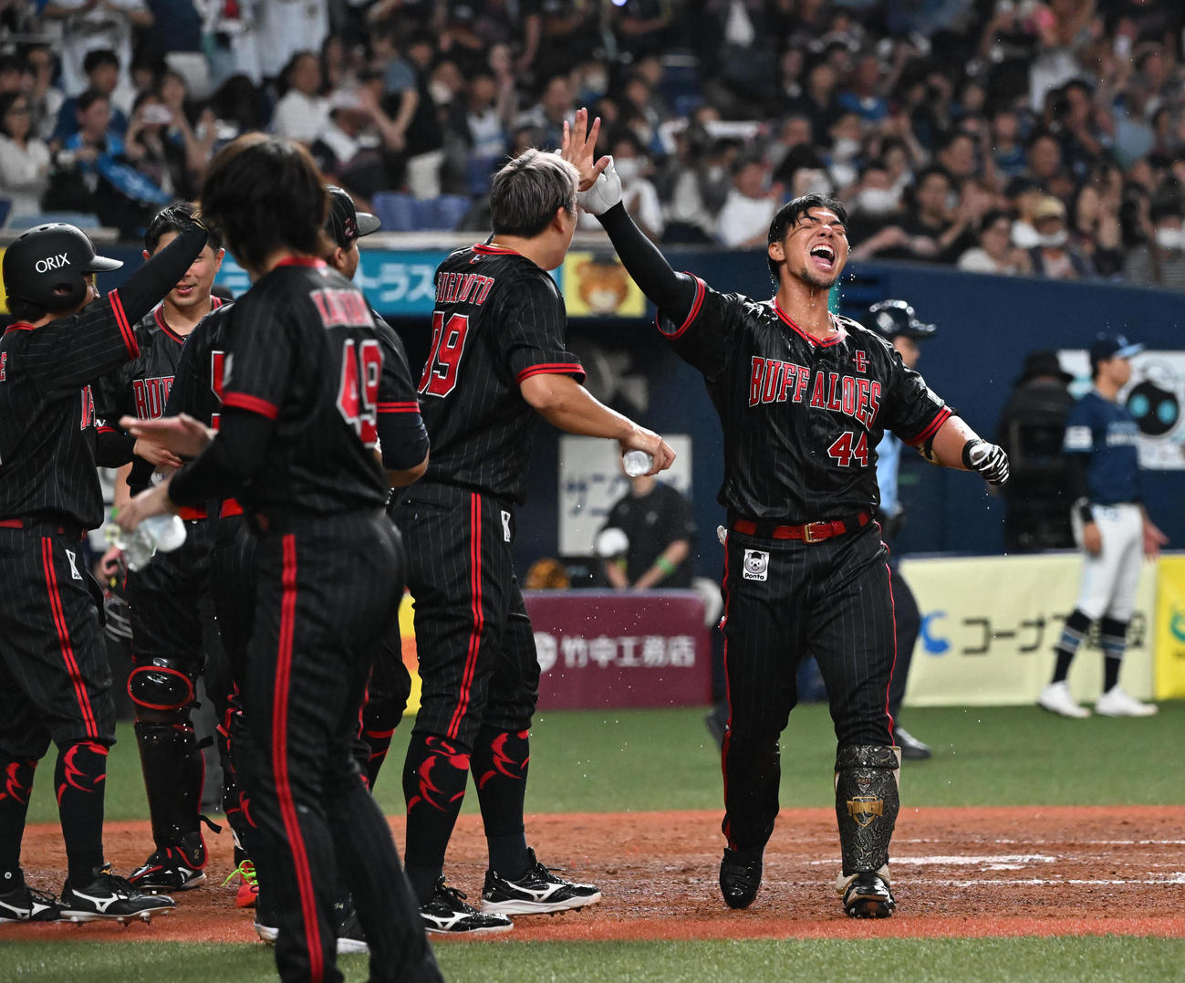 オリックス対日本ハム　9回裏オリックス1死二、三塁、左越えにサヨナラ3点本塁打を放った頓宮は雄たけびをあげる（撮影・和賀正仁）