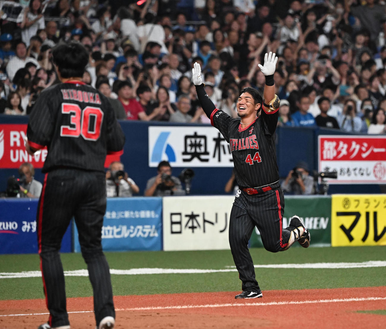オリックス対日本ハム　9回裏オリックス1死二、三塁、左越えにサヨナラ3点本塁打を放ち、バンザイして生還する頓宮（撮影・和賀正仁）