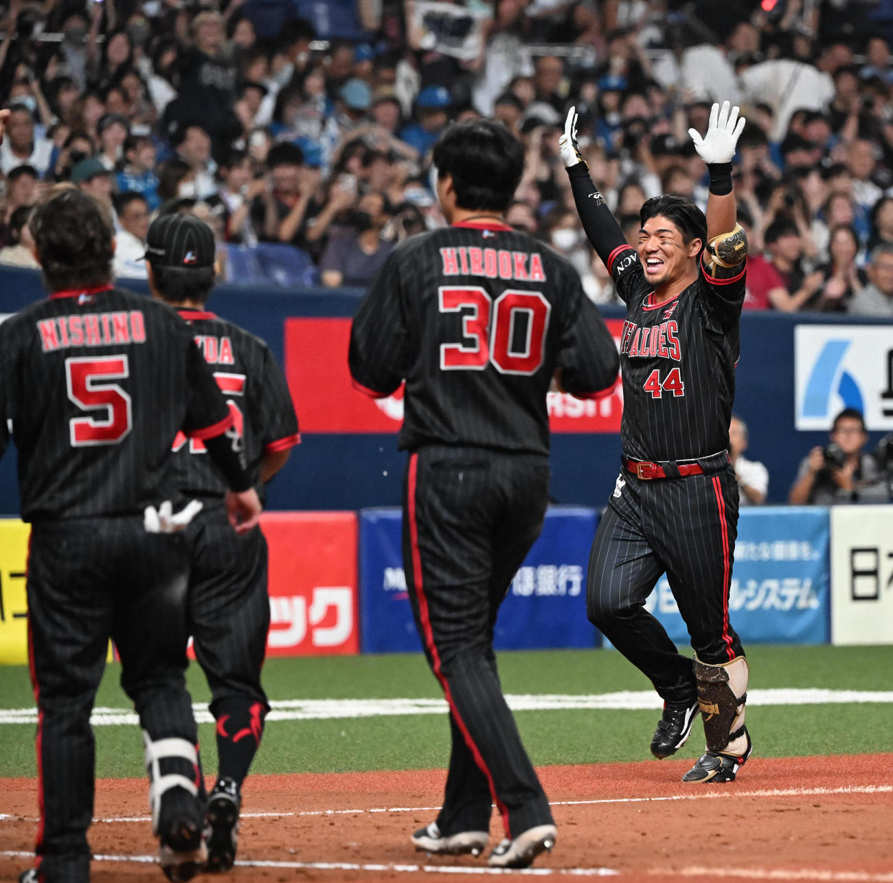 オリックス対日本ハム　9回裏オリックス1死二、三塁、左越えにサヨナラ3点本塁打を放ち、バンザイして生還する頓宮（撮影・和賀正仁）