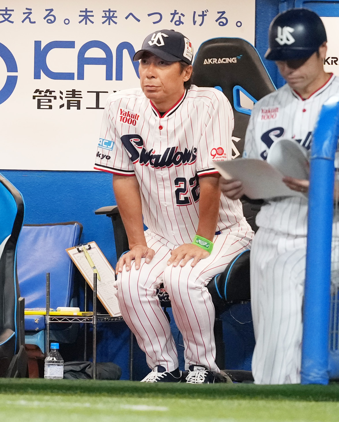 ヤクルト対阪神　戦況を見つめるヤクルト高津監督（撮影・清水貴仁）