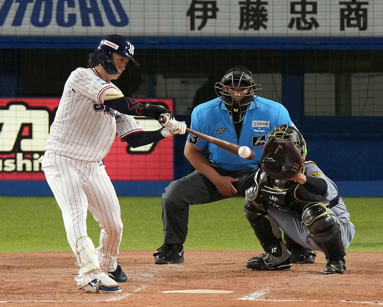 ヤクルト対阪神　3回裏ヤクルト無死、二塁打を放つ長岡（撮影・たえ見朱実）
