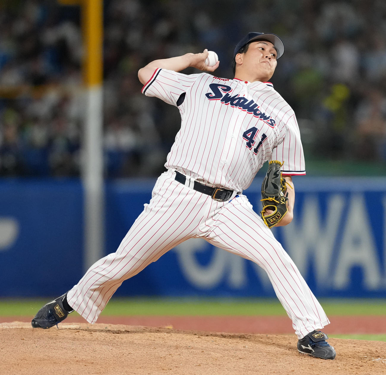 ヤクルト対阪神　7回に登板するヤクルト矢崎（撮影・清水貴仁）
