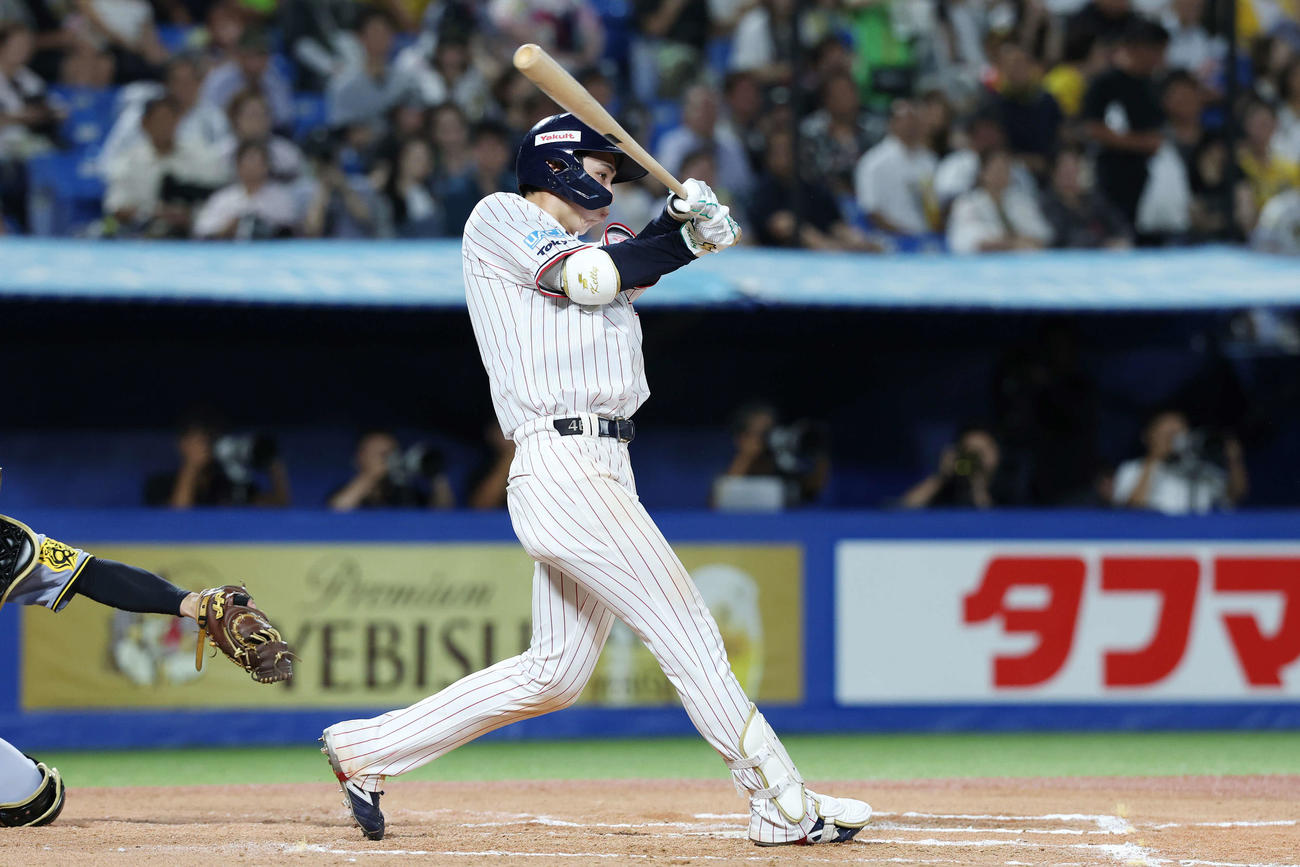 ヤクルト対阪神　7回裏ヤクルト無死、右二塁打を放つ太田（撮影・宮地輝）