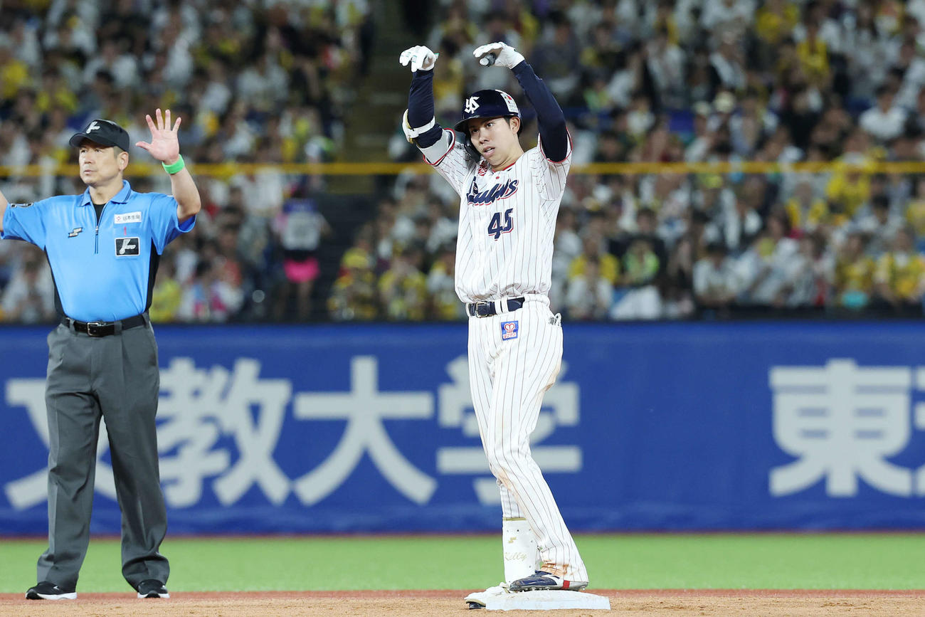 ヤクルト対阪神　7回裏ヤクルト無死、右二塁打を放ちポーズをとる太田（撮影・宮地輝）