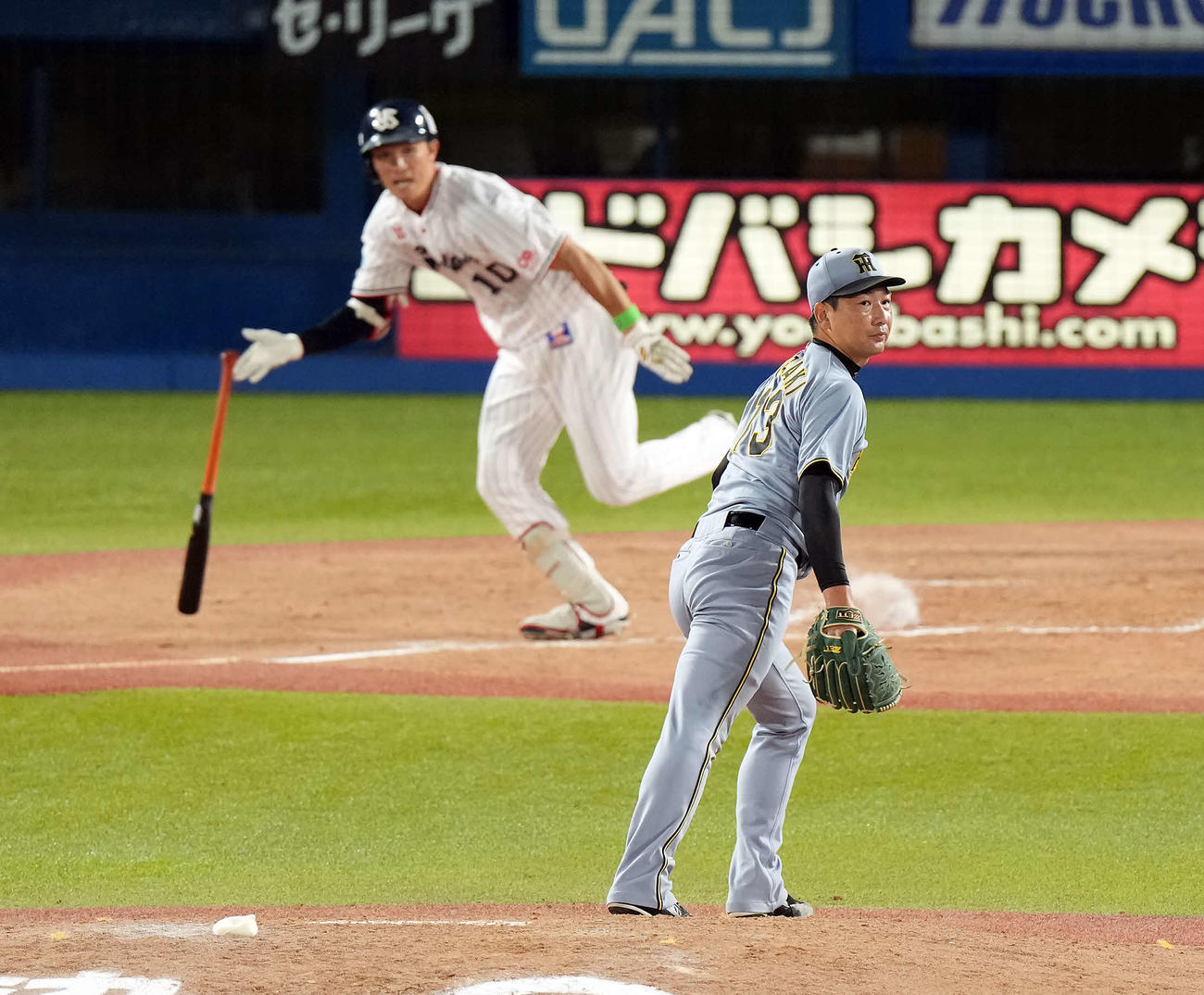 ヤクルト対阪神　9回裏ヤクルト2死一、二塁、代打宮本に同点の左前適時打を許す岩崎（撮影・たえ見朱実）