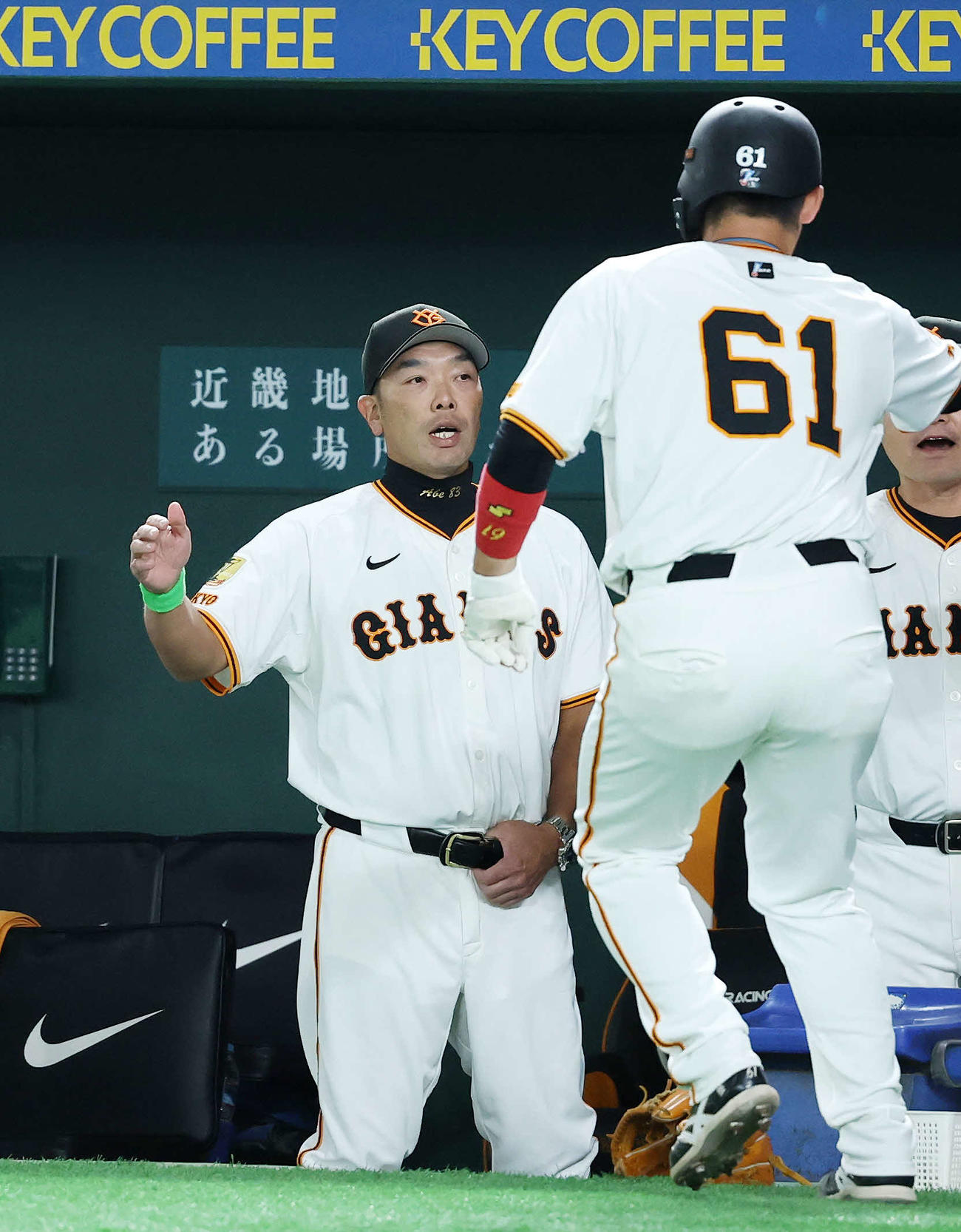 巨人対DeNA 2回裏巨人無死三塁、暴投で生還した増田をベンチで迎える阿部監督（撮影・鈴木正人）