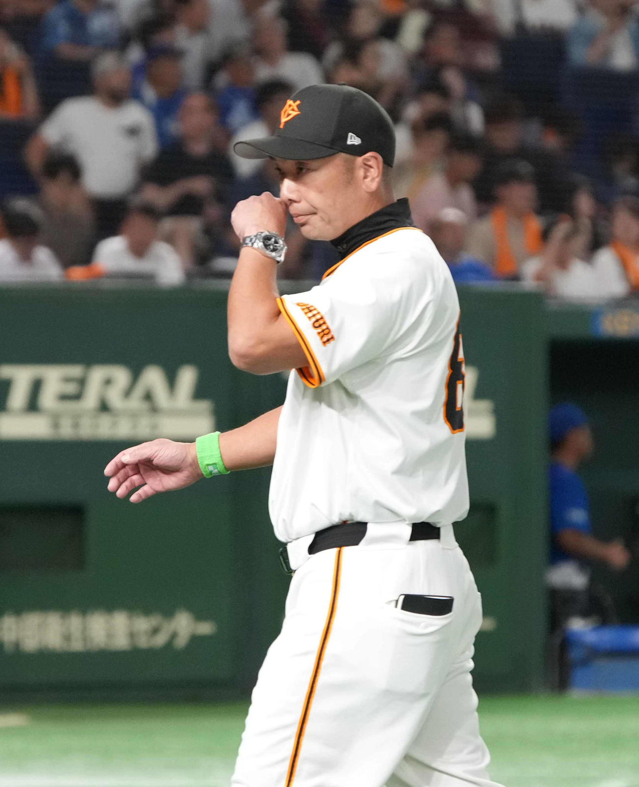 巨人対DeNA　選手交代を告げベンチへ引き揚げる巨人阿部監督（撮影・小沢裕）
