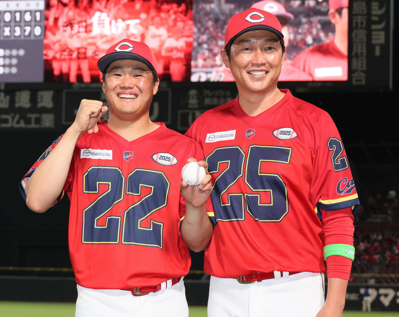 広島対中日　プロ初勝利の高（左）と新井監督（撮影・加藤孝規）