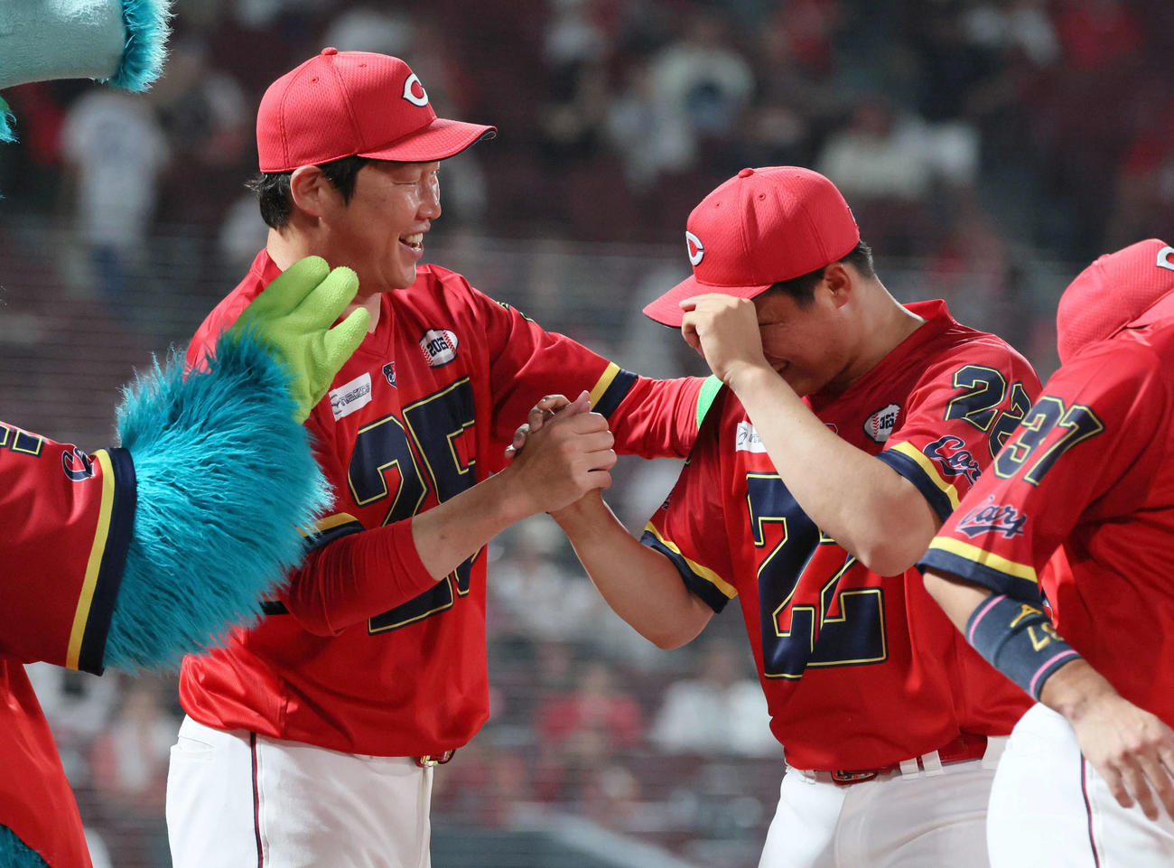 広島対中日　高（右）を迎える新井監督（撮影・加藤孝規）