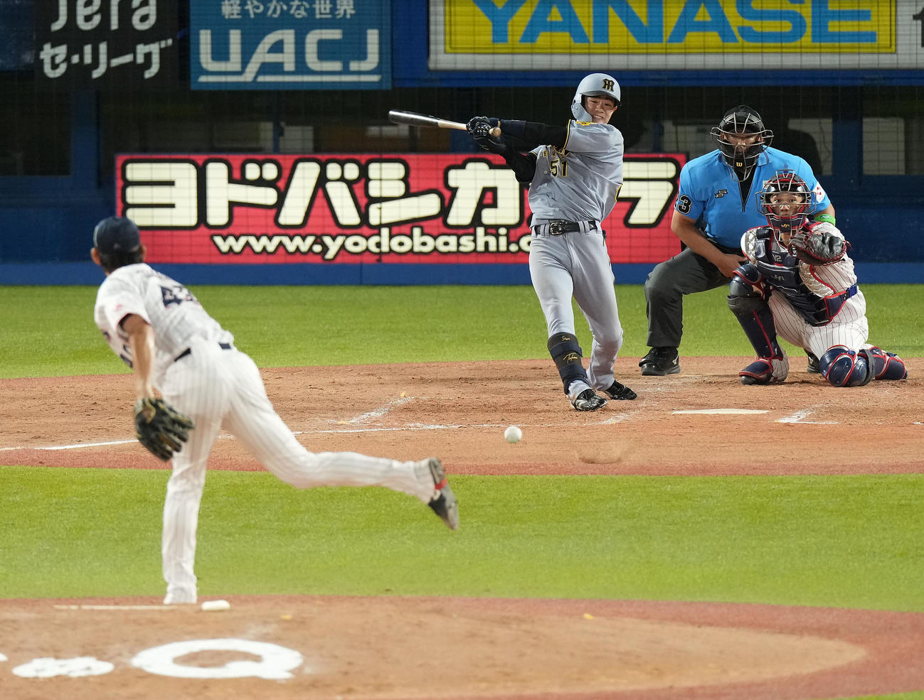 ヤクルト対阪神　5回表阪神2死、中前打を放つ中野。投手高梨（撮影・たえ見朱実）