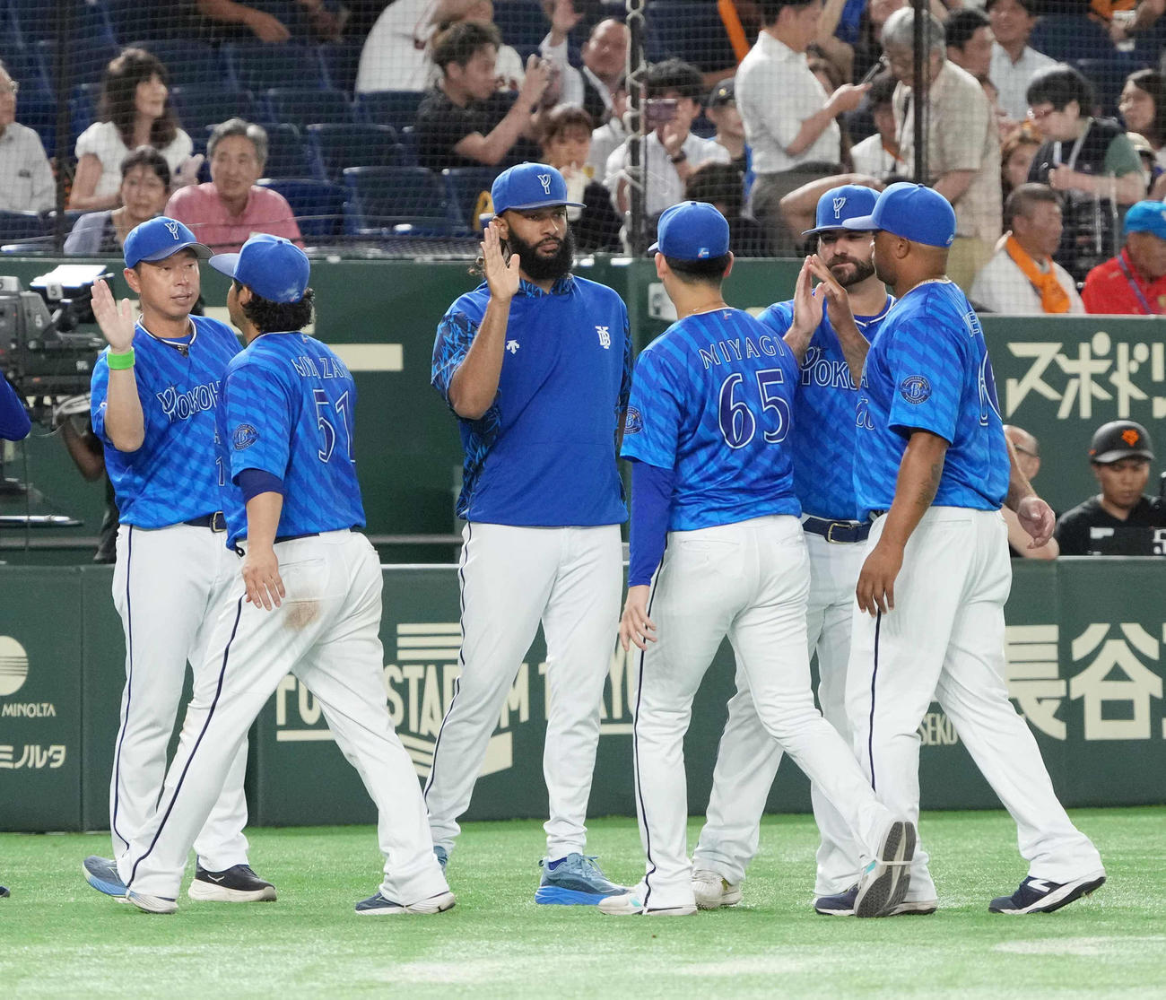 巨人対DeNA 9勝目を挙げたDeNA先発のジャクソン（中央）はナインとハイタッチ（撮影・小沢裕）