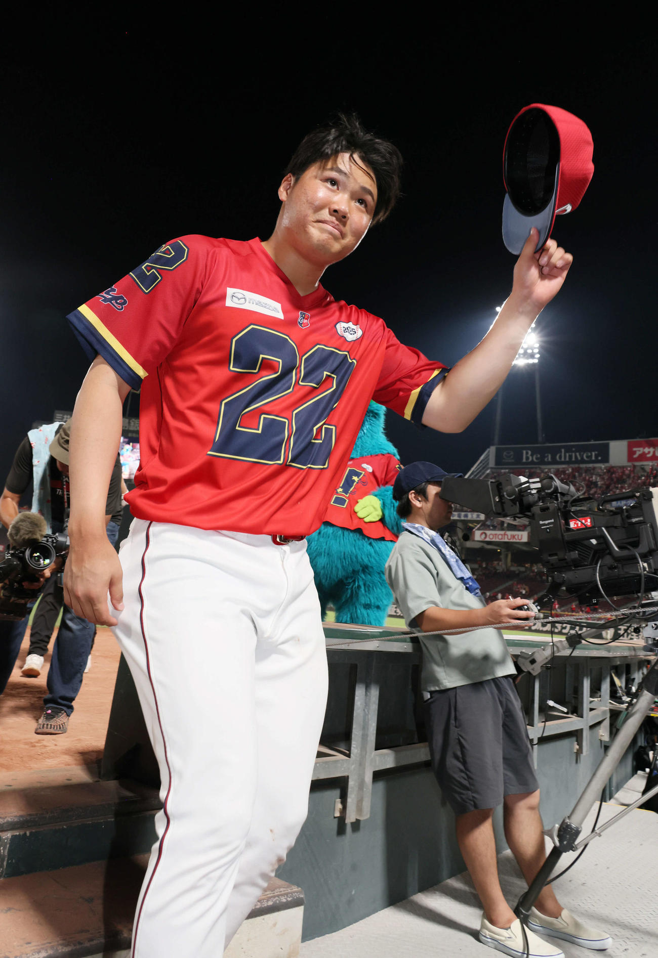 広島対中日　ファンの声援に応えるプロ初勝利の高（撮影・加藤孝規）
